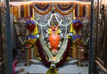 कार्तिक संकष्टी चतुर्थीनिमित्त थेऊर श्री चिंतामणी गणपती मंदिरात भाविकांची मोठी गर्दी