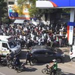 संभाजीनगर प्रशासन तेल कंपन्यांना अत्यावश्यक सेवा पुरवणाऱ्या सरकारी वाहनांसाठी इंधन बाजूला ठेवण्यास सांगतात. पुणे बातम्या