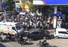 संभाजीनगर प्रशासन तेल कंपन्यांना अत्यावश्यक सेवा पुरवणाऱ्या सरकारी वाहनांसाठी इंधन बाजूला ठेवण्यास सांगतात. पुणे बातम्या