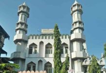 पुणे शहरातील तांबोळी मशिदीत मुस्लिम बांधवांच्या वतीने इफ्तार पार्टीचे आयोजन करण्यात आले होते. या कार्यक्रमाला पुणे शहर पोलीस दलातील वरिष्ठ अधिकाऱ्यांनी उपस्थित