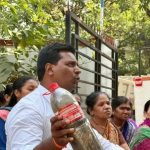 नळांमधून गढूळ, दुर्गंधीयुक्त पाणी वाहत असल्याने जनवादी जनता वसाहतच्या रहिवाशांचा निषेध, प्रदूषण दूर करण्यासाठी पुरवठा सर्वेक्षणाची मागणी. पुणे बातम्या