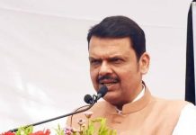 बागेश्वर धाम प्रमुखाने महाराष्ट्राच्या मुख्यमंत्र्यांसमोर शिवाजी महाराजांवर केलेल्या वक्तव्यामुळे खळबळ उडाली; त्यांच्या या वक्तव्याचे समर्थन करण्यासाठी कोणताही ऐतिहासिक पुरावा नाही, असे फडणवीस म्हणतात. पुणे बातम्या