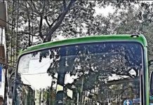 बस थांबवणाऱ्या ३ पैकी दोन पोलिसांनी ब्रेक पेडल दाबण्यासाठी हात वापरले | पुणे बातम्या