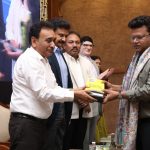 सेवा हक्क दिनी पुणे महापालिका आयुक्त नवल किशोर राम यांचा राज्यस्तरीय सन्मान