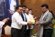 सेवा हक्क दिनी पुणे महापालिका आयुक्त नवल किशोर राम यांचा राज्यस्तरीय सन्मान