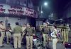पुणे पोलीस छापा: फरासखाना आणि खडक पोलीस स्टेशनचे पोलीस अधिकारी रात्रीच्या वेळी कारवाई करताना.