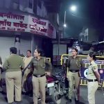 पुणे पोलीस छापा: फरासखाना आणि खडक पोलीस स्टेशनचे पोलीस अधिकारी रात्रीच्या वेळी कारवाई करताना.
