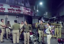 पुणे पोलीस छापा: फरासखाना आणि खडक पोलीस स्टेशनचे पोलीस अधिकारी रात्रीच्या वेळी कारवाई करताना.