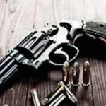 अटक टाळण्यासाठी पोलिसांवर गोळीबार केल्याप्रकरणी दोघांना हवे होते