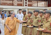 8 व्या CPC पॅनेलने अपंगत्व पेन्शन कराच्या रांगेत जखमी सैनिकांची भेट घेतली