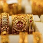 महिलेने मुलाला मदत करण्याचा प्रयत्न केल्याने तिचे ₹1.8L किमतीचे सोन्याचे दागिने हरवले. पुणे बातम्या