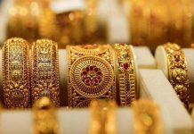 महिलेने मुलाला मदत करण्याचा प्रयत्न केल्याने तिचे ₹1.8L किमतीचे सोन्याचे दागिने हरवले. पुणे बातम्या