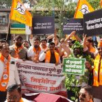 पुण्यात पावसाळ्यापूर्वीची निकृष्ट दर्जाची कामे, पाणी साचल्याने शिवसेनेचे आंदोलन. पुणे बातम्या