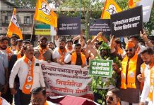 पुण्यात पावसाळ्यापूर्वीची निकृष्ट दर्जाची कामे, पाणी साचल्याने शिवसेनेचे आंदोलन. पुणे बातम्या