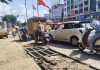 की कोंढवा जंक्शनवर खोदकाम केल्यानंतर दुरुस्ती न केलेल्या रस्त्यामुळे पावसाळ्यात पुराची भीती निर्माण झाली आहे. पुणे बातम्या