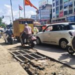 की कोंढवा जंक्शनवर खोदकाम केल्यानंतर दुरुस्ती न केलेल्या रस्त्यामुळे पावसाळ्यात पुराची भीती निर्माण झाली आहे. पुणे बातम्या