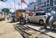की कोंढवा जंक्शनवर खोदकाम केल्यानंतर दुरुस्ती न केलेल्या रस्त्यामुळे पावसाळ्यात पुराची भीती निर्माण झाली आहे. पुणे बातम्या