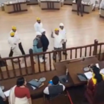 पुणे महापालिकेत विरोधी नगरसेवकांनी हेल्मेट परिधान करून भाजपची धमकी दिली आहे. पुणे बातम्या