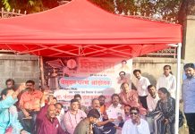 स्मारक आंदोलनास मोठे यश; प्रशासन नमले, जबाबदार अधिकाऱ्यांवर कारवाईचे निर्देशलाल बहादूर शास्त्री स्मारक प्रकरणी शिवसेनेच्या (उद्धव बाळासाहेब ठाकरे) बेमुदत आंदोलनाला यश
