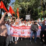 गद्दार खासदारांविरोधात शिवसेना पुणे आक्रमक; रस्ता पेठेत तिरडी आंदोलनाने परिसर दणाणला
