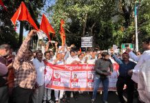 गद्दार खासदारांविरोधात शिवसेना पुणे आक्रमक; रस्ता पेठेत तिरडी आंदोलनाने परिसर दणाणला