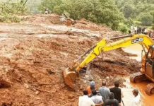 पुण्यात घरावर दरड कोसळल्याने कुटुंब अडकल्याची भीती; बचाव कार्य सुरु पुणे न्यूज
