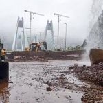 पावसाने महामार्ग, बस आणि रेल्वे रुळांना तडाखा दिल्याने पुण्याचा मुंबईपासून तासनतास संपर्क तुटला. पुणे बातम्या