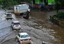 पुण्यात दोन दिवसांच्या मुसळधार पावसाने अनेक भागात पाणी साचले. पुणे बातम्या