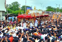 संत तुकाराम महाराज आणि संत ज्ञानेश्वर महाराजांच्या पालख्यांसोबत लाखो लोक भक्ती करत असताना पुण्याचा वेग मंदावला. पुणे बातम्या