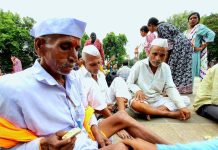 वारकऱ्यांनी पुण्यात थांबल्यामुळे प्रार्थना, विश्रांती आणि सेवा | पुणे बातम्या