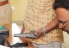 मृत रुग्णाच्या कुटुंबीय मित्राला धमकी दिल्यानंतर पोलिसांनी डॉक्टरची बंदूक जप्त केली. पुणे बातम्या