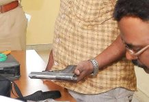 मृत रुग्णाच्या कुटुंबीय मित्राला धमकी दिल्यानंतर पोलिसांनी डॉक्टरची बंदूक जप्त केली. पुणे बातम्या