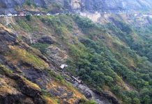 रस्ता खचल्याने माळशेज घाट पुढील सूचना मिळेपर्यंत वाहतूक बंद. पुणे बातम्या